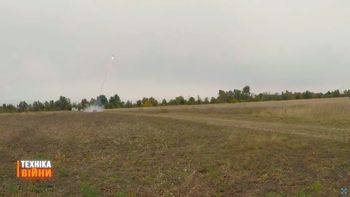 Są koszmarem obydwu stron wojny w Ukrainie. Ten robot pozwala je usunąć