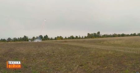 Są koszmarem obydwu stron wojny w Ukrainie. Ten robot pozwala je usunąć