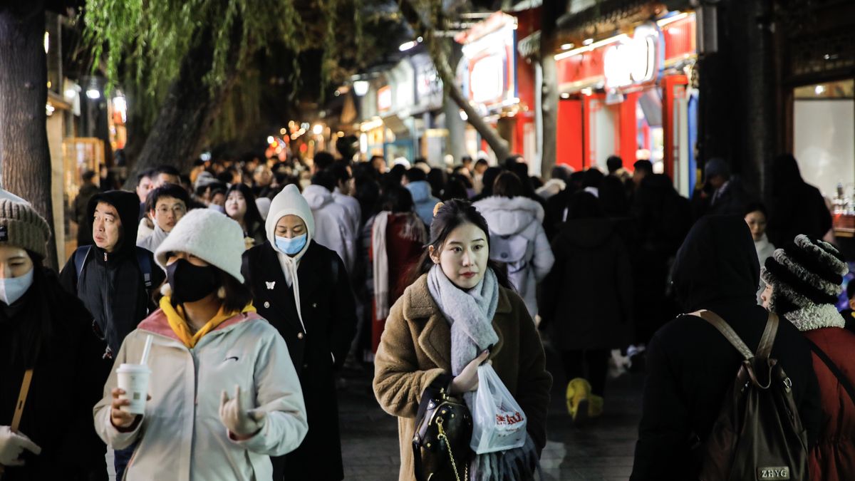 Tourists walk at the Nanluoguxiang tourism area in Beijing, China, 25 November 2023. China announced on 24 November that it will allow visa-free entry for citizens of five European countries and Malaysia for a year starting from 01 December, as it tries to attract more travelers to visit for business and tourism. EPA/WU HAO Dostawca: PAP/EPA.