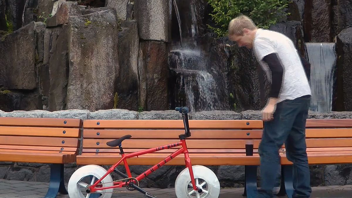 Zobacz jak jeździ pierwszy rower z kołami zrobionymi z lodu 1