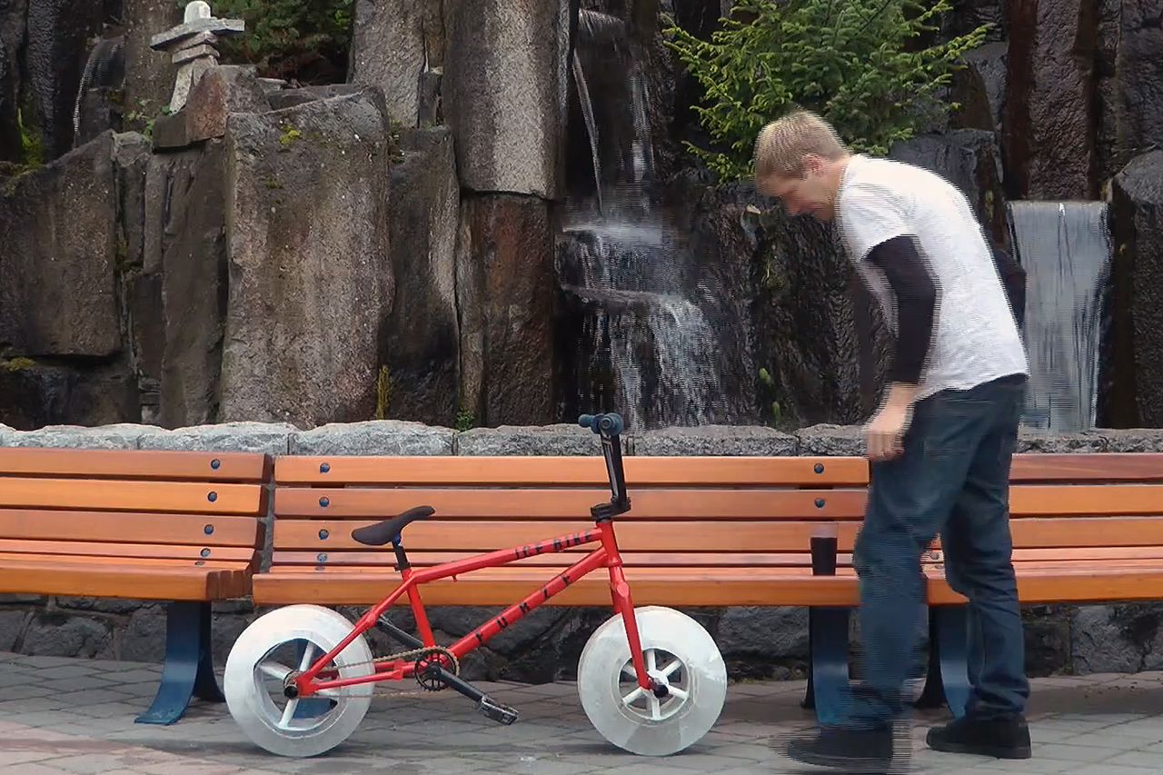 Zobacz jak jeździ pierwszy rower z kołami zrobionymi z lodu