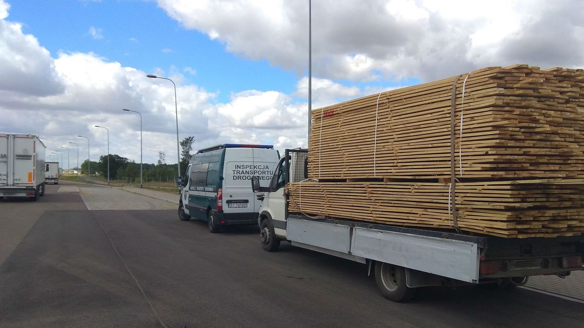 Samochód wręcz słaniał się pod ciężarem towaru.