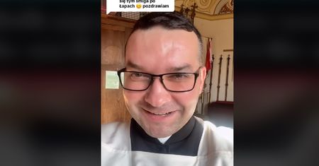 Ksiądz ma akcesoria do mszy dla dzieci. Wzbudzają kontrowersje