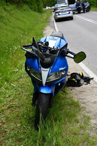 Fot. Licencjodawca. Motocyklista przewrócił się na łuku drogi