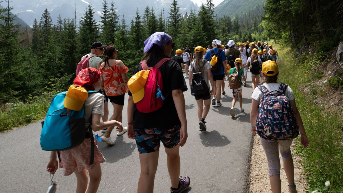 Co dzieje się na koloniach i obozach?