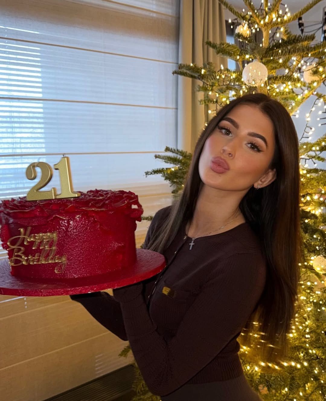 Roksana Węgiel z czerwonym tortem urodzinowym