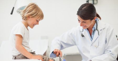 Odruch kolanowy - co to jest i jak go wywołać? O czym świadczy nieprawidłowy odruch kolanowy?