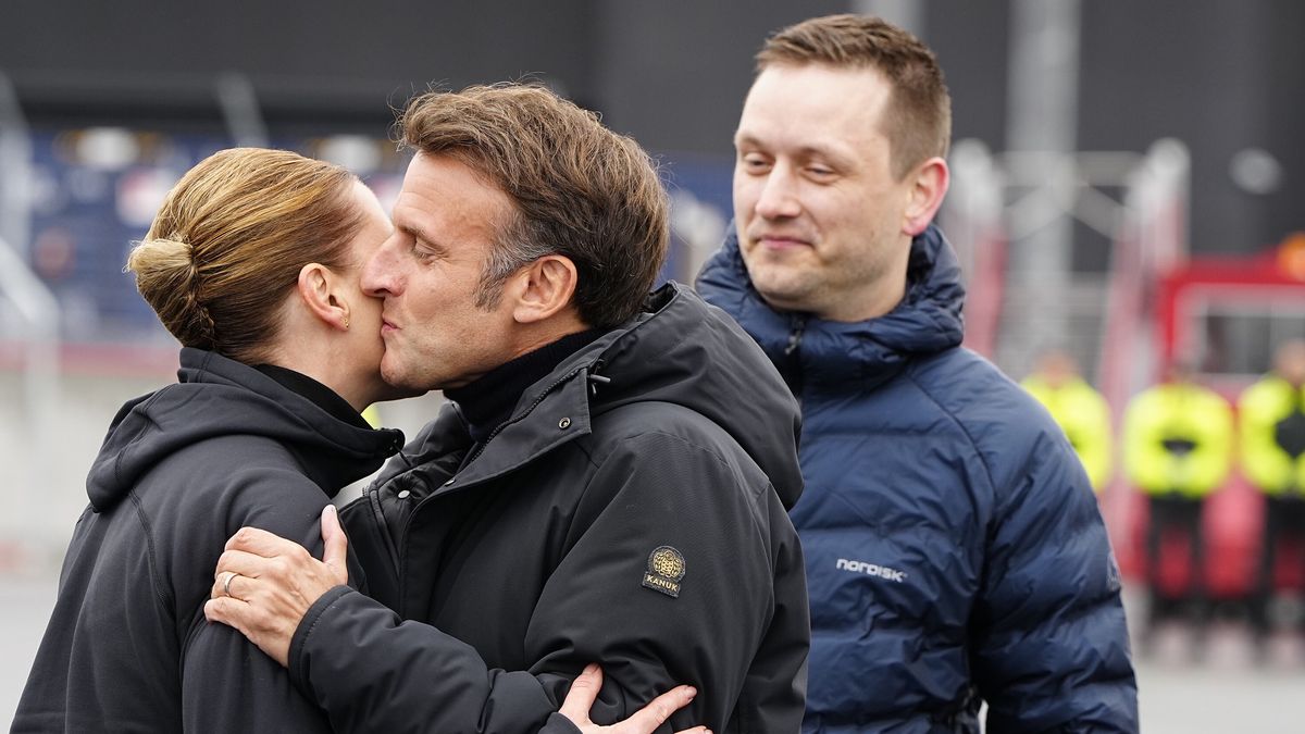 French President Emmanuel Macron (C) is welcomed by Danish Prime Minister Mette Frederiksen (L) and Greenlandic Jens-Frederik Nielsen as he arrives at Nuuk Airport in Nuuk, Greenland, 15 June 2025. EPA/MADS CLAUS RASMUSSEN DENMARK OUT Dostawca: PAP/EPA.