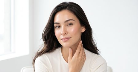 Glass skin: jak uzyskać efekt "szklanej" skóry? Nawilżona i świetlista cera w trzech krokach