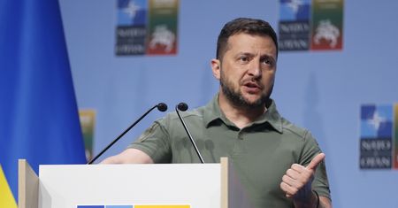 Zełenski w ogniu krytyki. Przeciwnicy będą wykorzystywać wojnę do ataków