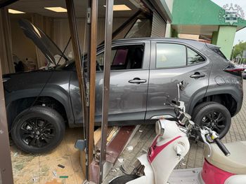 Żory: Samochód wjechał w salon kosmetyczny, raniąc dwie kobiety