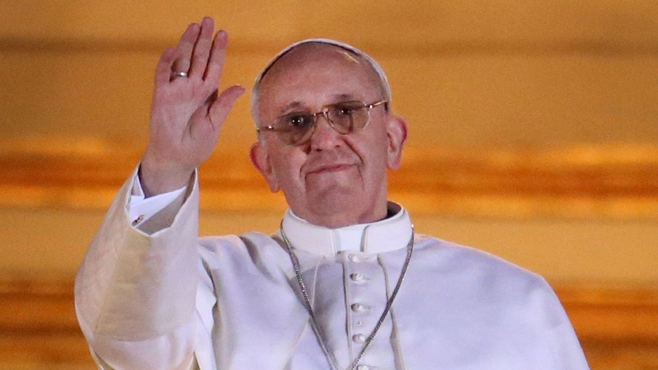 Nie uwierzycie, gdzie pracował papież Franciszek za młodu. Stał przed klubem tanecznym