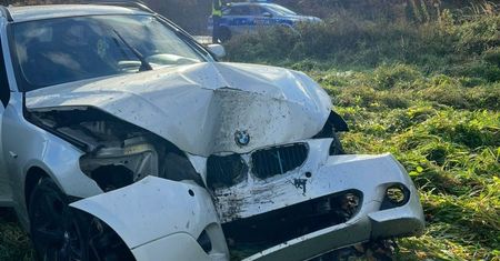 Skasował BMW na drzewie. Miał 2,7 promila