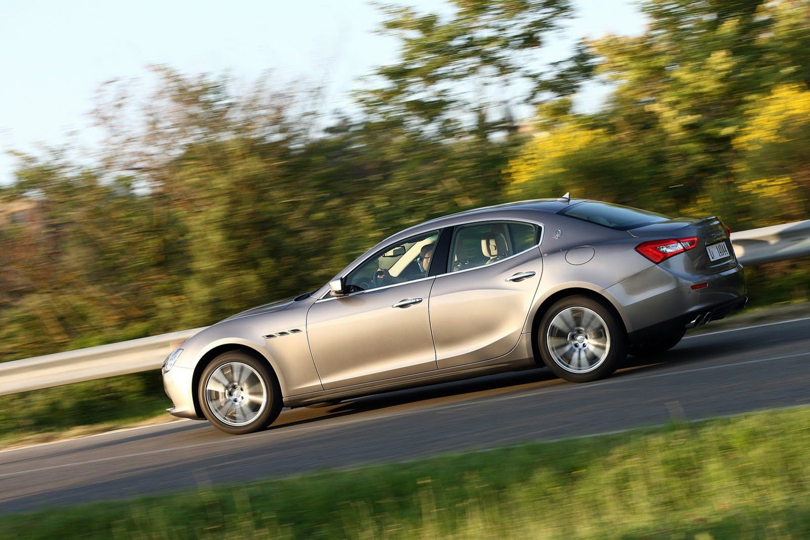 2014 Maserati Ghibli - Włosi wiedzą, co to piękno [galeria] 29