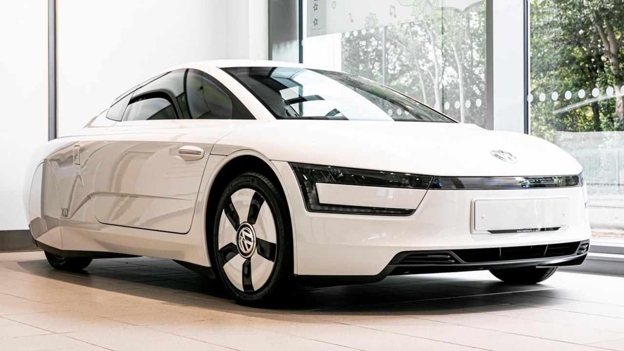 Pali mniej niż 1 litr na 100 km i jest unikatem. Volkswagen XL1 może być twój