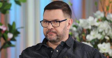 "Leży w śpiączce." Tomasz Karolak przekazał dramatyczne wieści