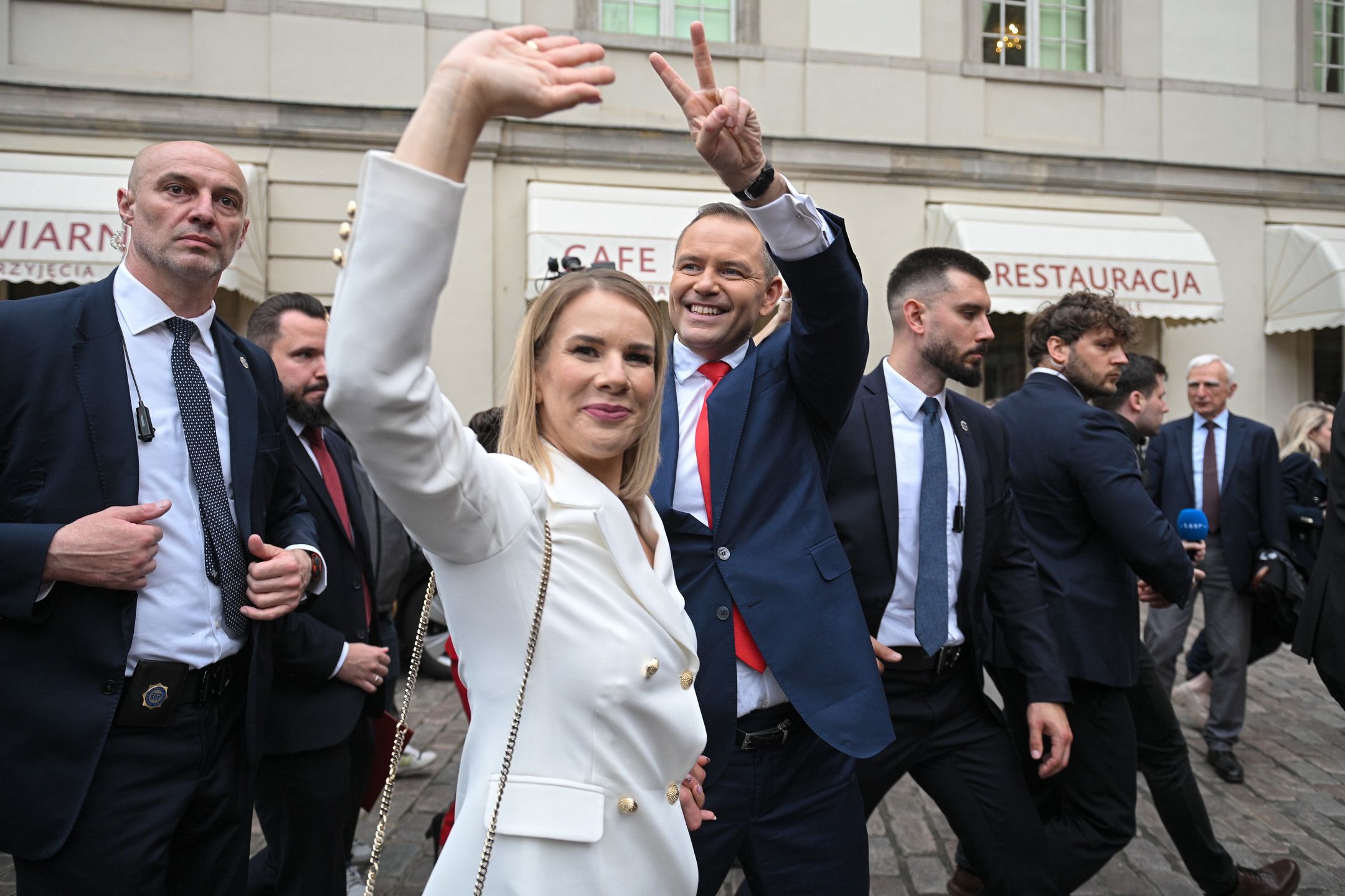 Karol Nawrocki, Marta Nawrocka
Marcin Obara
PKW, prezydenckich, prezydenta rp, uchwa�a, uchwa�y, wr�czenie, wyniku wybor�w, zamek kr�lewski, polityk, polityka
