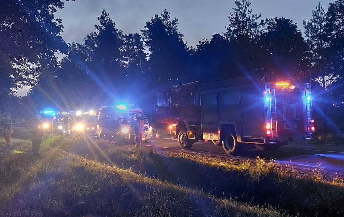 "Auto z włączonymi światłami, obok ciało kobiety". Tragedia na DK 19