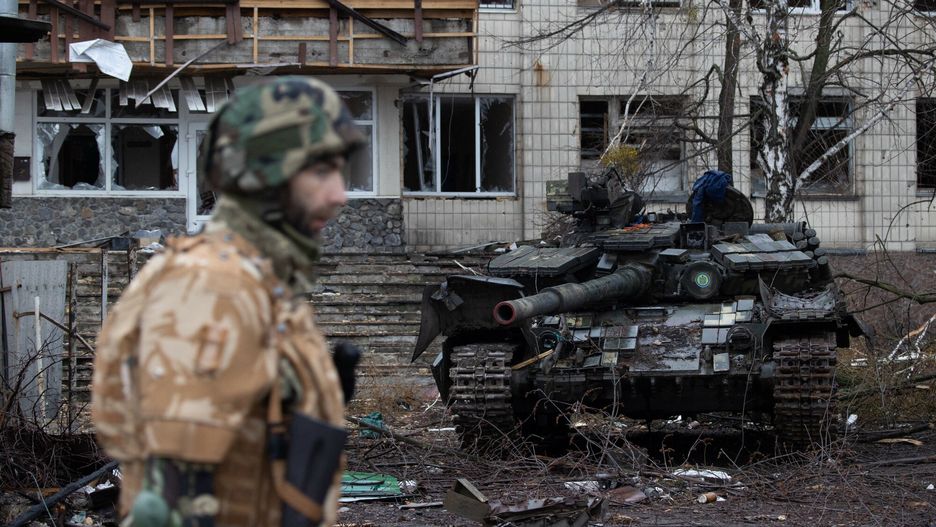 Wojna w Ukrainie - masakra cywil�w w BuczyUkrainian soldiers walk next to a Ukrainian tank around the bridge separating Irpin and Bucha after clashes between the Ukrainian and Russian Army in Irpin town, amid Russian invasion of Ukraine, outside of Kyiv, Ukraine April 2, 2022. Photo by Raphael Lafargue/ABACAPRESS.COMLafargue Raphael/ABACA
