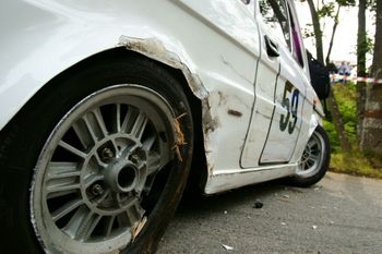 Przemyśl: Volkswagen polo uderzył w drzewo. Trzy młode osoby trafiły do szpitala