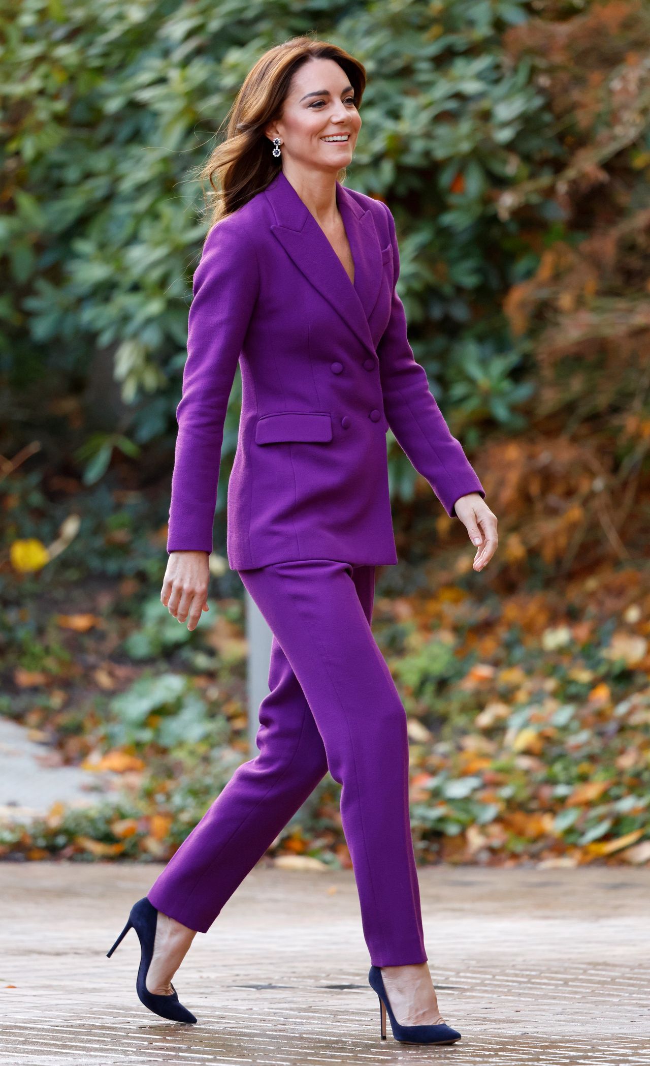 Kate Middleton w fioletowym garniturze