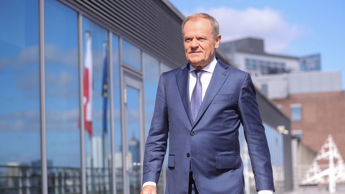 Bruksela, Belgia, 28.06.2024. Premier Donald Tusk podczas wypowiedzi dla mediów w Brukseli, 28 bm. Premier Tusk bierze udział w dwudniowym szczycie Rady Europejskiej. Przywódcy państw i rządów UE mają zdecydować o obsadzie najważniejszych stanowisk unijnych. Ponadto rozmowy dotyczą wojny w Ukrainie, bezpieczeństwa, obronności, konkurencyjności i polityki zagranicznej. (aldg) PAP/Rafał Guz