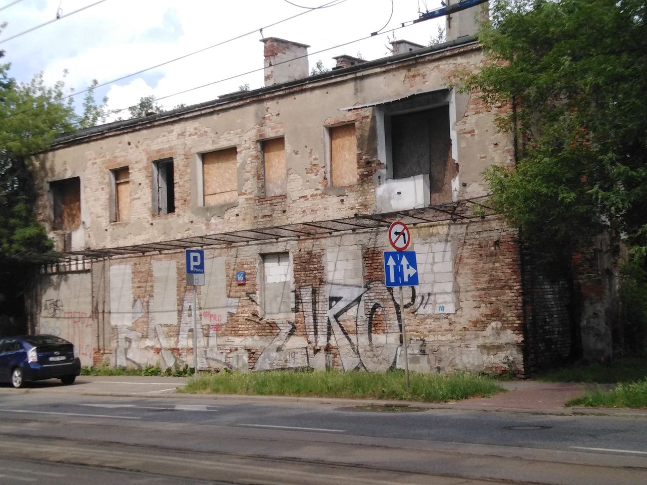 Warszawa. Budynki na Pradze, w których ulokowali się w 1944 roku oddział NKWD, nie mają już szans na przetrwanie, ale napisy, wykonane przez polskich więźniów w piwnicach zostaną przeniesione do sal ekspozycyjnych