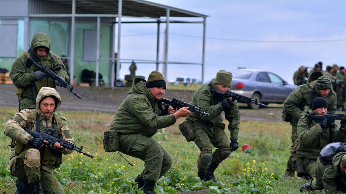 ROSTOV, RUSSIA - OCTOBER 21: Military training of people called to the military service under the partial mobilization to fight in Ukraine continue in Rostov, Russia on October 21, 2022. (Photo by Arkady Budnitsky/Anadolu Agency via Getty Images)