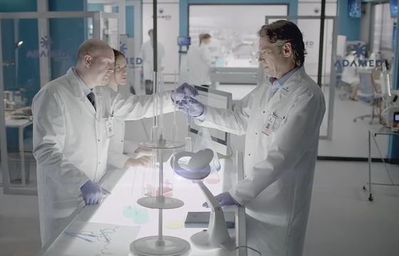 „Tu polska innowacja ma swój początek” w kampanii Grupy Adamed (wideo)