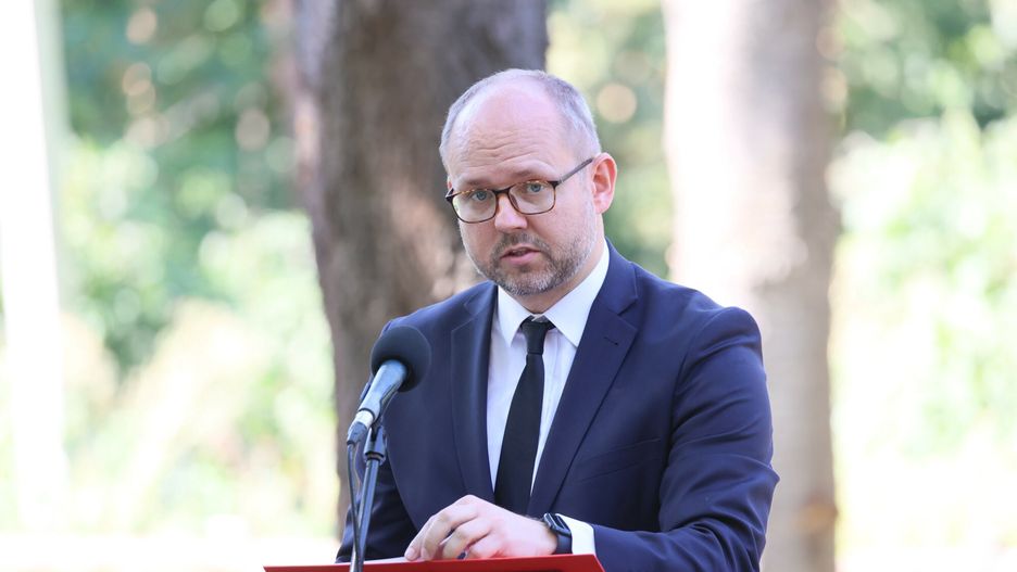 Pogrzeb ofiar rzezi wo?y?skiej w Pu?nikach
Fot. Wojciech Olkusnik/East News, 06.09.2025.  Ukraina, obwod tarnopolski. Uroczysty pogrzeb polskich ofiar rzezi wolynskiej, na terenie dawnej wsi Puzniki. W kwietniu br. polscy archeolodzy ekshumowali szczatki 42 osob zamordowanych przez UPA podczas ataku na wies w nocy z 12 na 13 lutego 1945 r. Ekshumacje w Puznikach byly pierwszymi od wydania w 2017 r. przez Ukrainski Instytut Pami?ci Narodowej zakazu takich prac poszukiwawczych.
N/z: Marcin Przydacz
Wojciech Olkusnik