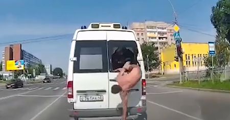 Sceny z karetką niczym z filmu. Nagranie z Rosji niesie się w sieci