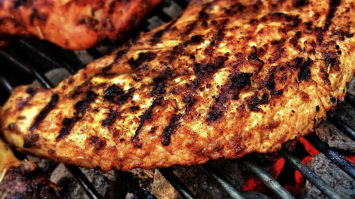 Karkówka czy kurczak z grilla. Dietetyk mówi o kaloriach 