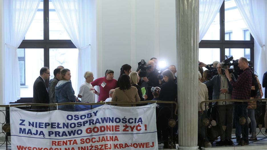 Posłanka Koalicji Obywatelskiej Iwona Hartwich poinformowała o wznowieniu protestu osób z niepełnosprawnościami i ich opiekunów