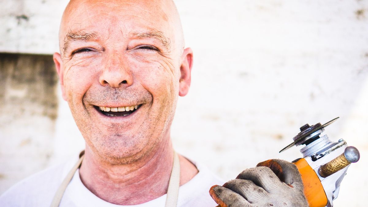 Pracownicy 50+ często traktowani są jako mniej poradni, mniej potrzebni, po prostu gorsi od młodych. Firmy powinny, we własnym interesie, walczyć z takimi uprzedzeniami. 