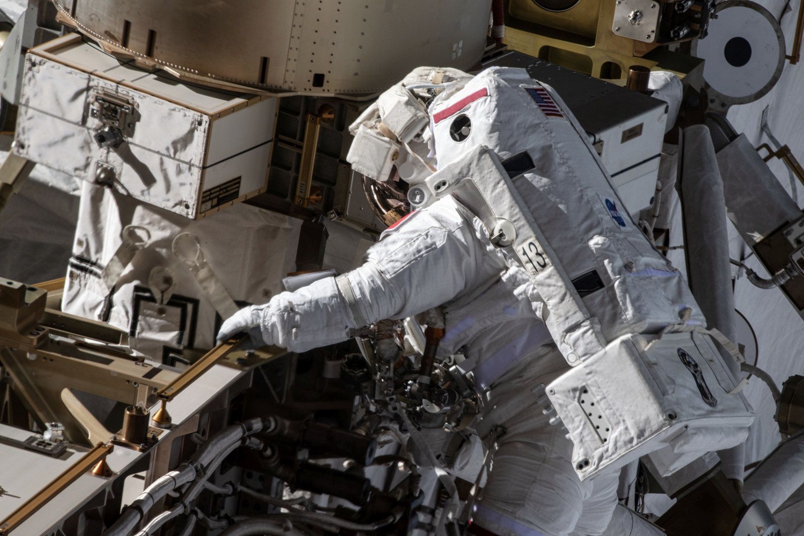 Astronauta Thomas Pesquet z dołączonym do plecaka modułem SAFER.