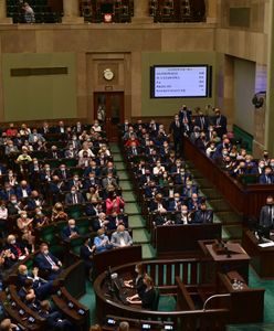 Sondaż. Zawirowania na opozycji. Złe wieści dla Hołowni