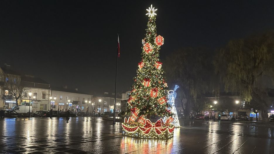 Choinka na grójeckim rynku. Więcej na kolejnych zdjęciach