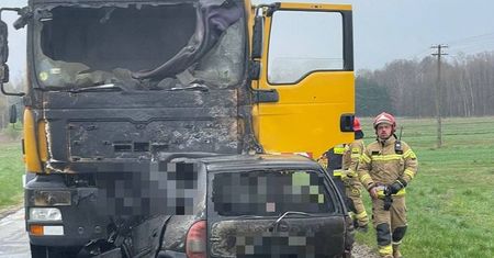 Opel stanął w ogniu po zderzeniu z ciężarówką. W pojeździe znaleziono zwłoki