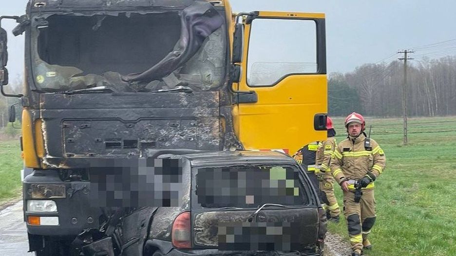 Opel stanął w ogniu po zderzeniu z ciężarówką. W pojeździe znaleziono zwłoki 