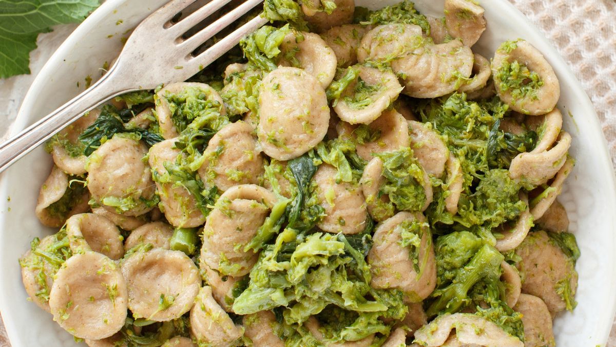 Makaron z liśćmi rzepy