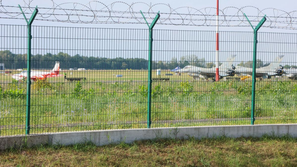 Katastrofa F-16 w czasie pr�b do Air Show w Radomiu
Fot. Wojciech Olkusnik/East News, 29.08.2025. Sytuacja na miejscu katastrofy mysliwca F-16 w Radomiu. W trakcie treningu przygotowawczego do pokazow Air Show w Radomiu 28 bm. doszlo do wypadku lotniczego z udzia?em samolotu F-16 z 31 Bazy Lotnictwa Taktycznego. Zginal pilot major Maciej Slab Krakowian.
Wojciech Olkusnik