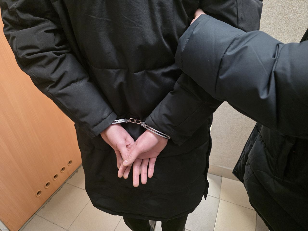 "Kancelaria cieni" w Kolnie: wyłudzali miliony kredytów, w sejfie trzymali narkotyki i broń