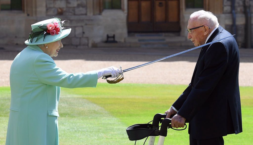 Elżbieta II nadała tytuł szlachecki weteranowi II wosjny śwyiatowej. Tom Moore zrobił coś nieprawdopodobnego