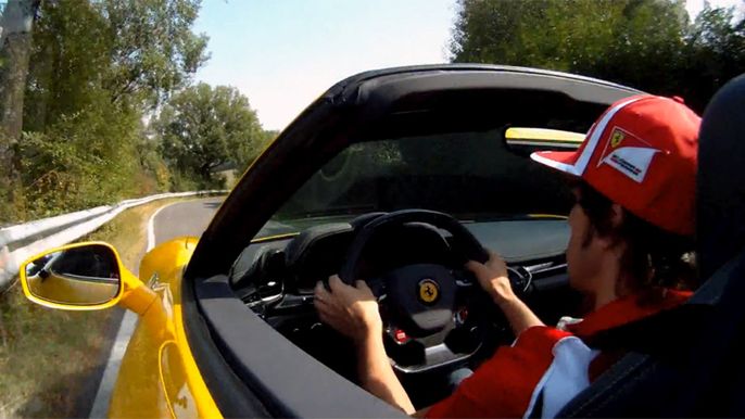 Fernando Alonso w Ferrari 458 Italia Spider