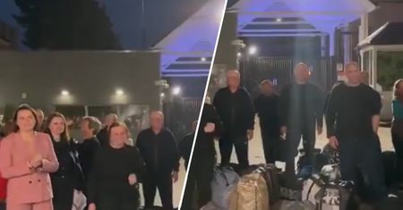 Łzy przed ambasadą. Uwolnieni z Białorusi dotarli do Wilna