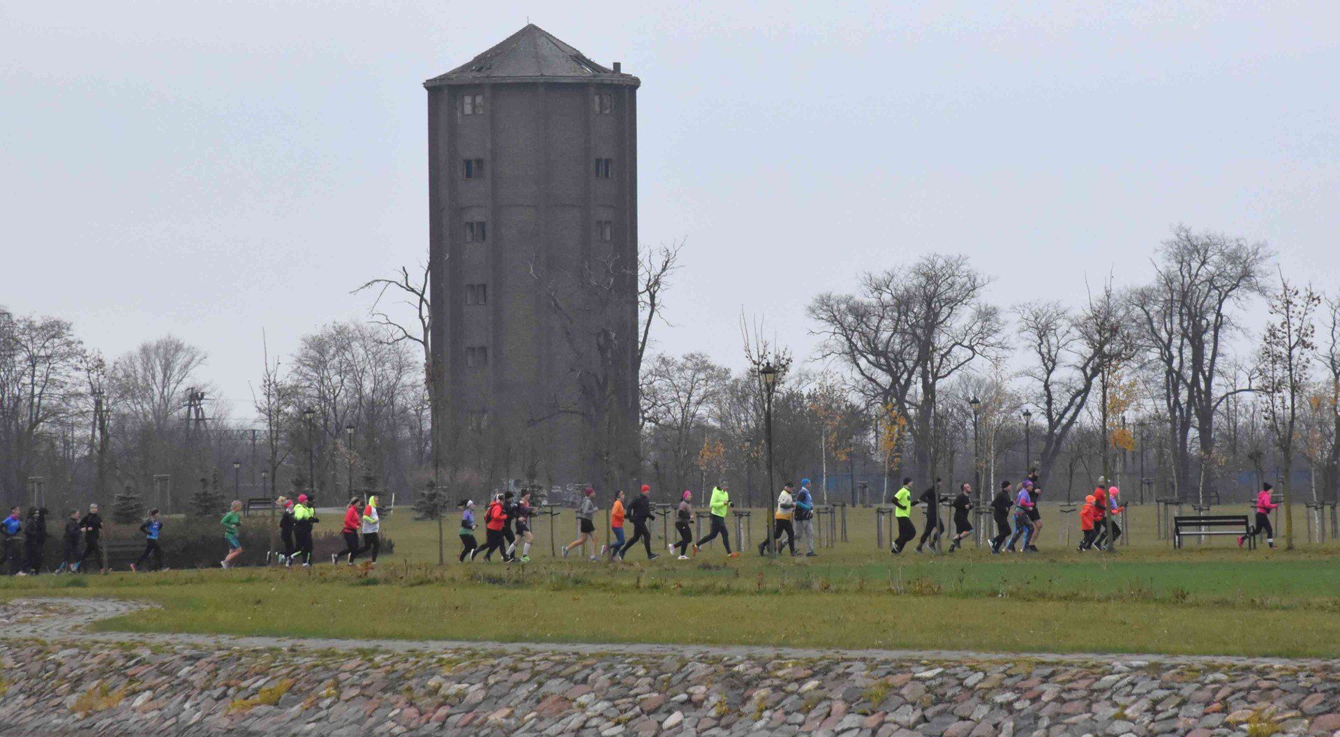 Pierwszy parkrun w Inowrocławiu 2024. Pobiegli po alejkach nowej części Solanek