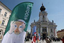 "Jan Paweł II" spacerował po Wadowicach. Mieszkańcy wpadli w osłupienie