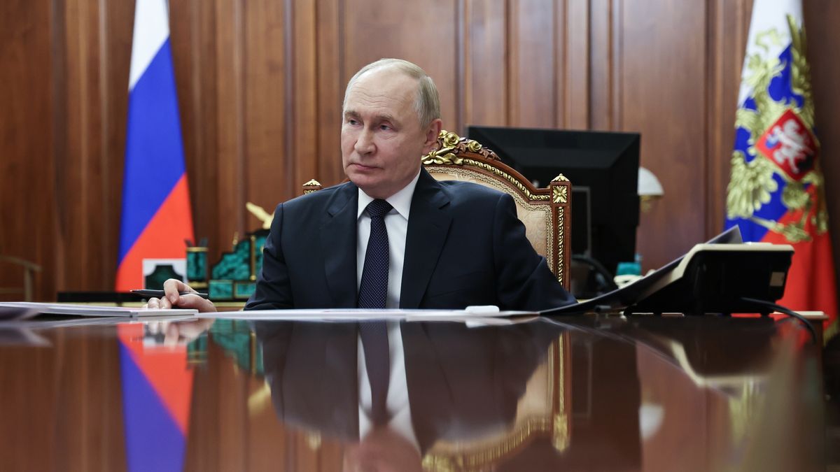 Russian President Putin meets Murmansk Region Governor Chibis in Moscow
epa12545675 Russian President Vladimir Putin attends a meeting with Murmansk Region Governor Chibis at the Kremlin in Moscow, Russia, 24 November 2025.  EPA/GAVRIIL GRIGOROV/SPUTNIK/KREMLIN / POOL MANDATORY CREDIT 
Dostawca: PAP/EPA.
GAVRIIL GRIGOROV/SPUTNIK/KREMLIN / POOL
Russian president, Murmansk region governor