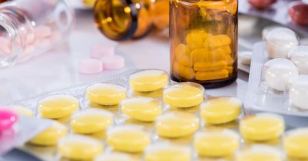 Matki sprzedają w sieci niewykorzystane opakowania antybiotyków