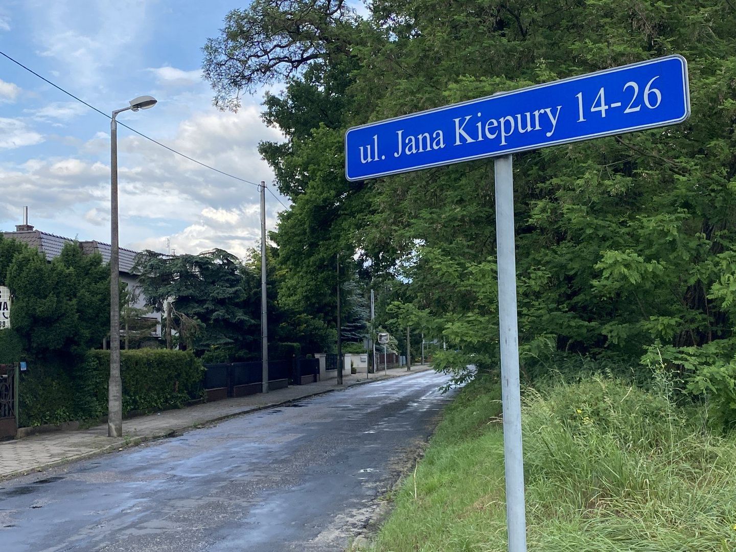 Stan jezdni i chodników na ulicy Kiepury jest fatalny